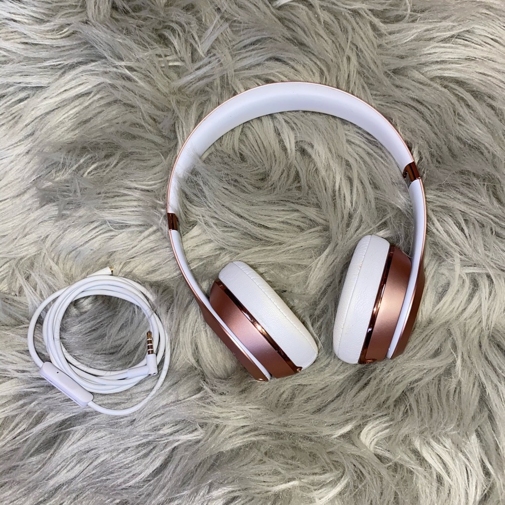 Beats Solo3 Wireless Rose Gold headphones